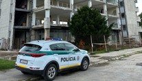 Policajti zachránili vo Vrbovom matku so 4-ročnou dcérkou v náručí v poslednej sekunde. Stála na okraji budovy