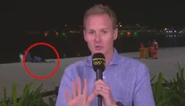 Pár si užíval romantiku na pláži počas živého vstupu. "Iba čítajú knihu", smial sa redaktor