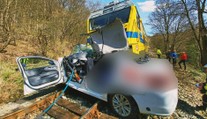Zrážku taxíka s vlakom neprežil dôchodcovský pár. Svedkyňa opísala strašný náraz