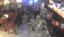 Zastali sa barmanky, skončili v nemocnici. Majiteľ baru zverejnil video