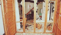 FOTO: Mestskú chatu v Novej Bani zničili vandali. Zdemolovali všetko, čo im stálo v ceste