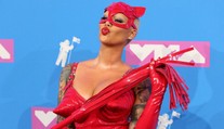 Hudobné ceny či skôr porno ceny? Speváčka si rozopla sako a bez okolkov vyvalila prsník