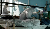 Šokujúca exkurzia má zmeniť názor známym antivaxerom. Ruskí lekári ich pozvali do „covidárií“