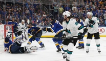 San Jose sa ujalo vedenia v sérii so St. Louis, tretí zápas rozhodol kontroverzný gól