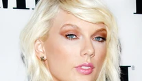 Taylor sa veru nezdá. Dva týždne od rozchodu vášnivé bozky s novým fešákom