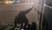 VIDEO: Pasažiera Ryanairu rozčúlilo čakanie, vystúpiť chcel po krídle lietadla