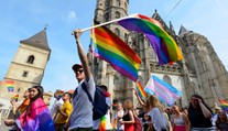 EÚ chce, aby Slovensko zlepšilo postavenie LGBTI+ ľudí. Niektorým poslancom sa kroky únie nepáčia