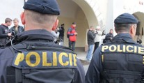 Zabarikádovaný dom, streľba, explózie: Rukojemnícka dráma pri českom Hodoníne má dve obete