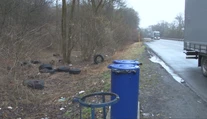 Hanba na medzinárodnej trase. Cestu na severovýchode Slovenska lemujú desiatky pneumatík