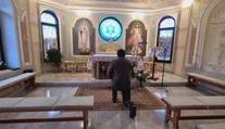 Pandémia postihla aj faru v Žakovciach. Miestny farár na vakcínu čaká a klientov púšťa pred seba