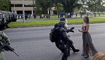 Symbol protestov proti policajnému násiliu, tichý odpor mladej ženy