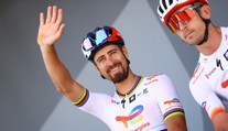 VIDEO: Sagan hviezdou v Singapure. Najskôr spojil sily s Cavendishom, potom vyhral bodovačku