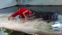 Muž vložil krokodílovi hlavu do tlamy. Cvakol zubami a metal s ním hlava-nehlava