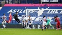 Brankár Liverpoolu rozhodol o víťazste v 95. minúte a udržal nádej na Ligu majstrov