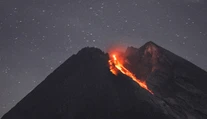 Zo sopky Merapi vytiekla rieka lávy
