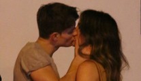 Pristihnutí v horúcom objatí: Sexy herečku nafotili s mladým zajačikom