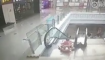 Hrozivé video: Dojča v chodítku spadlo dolu eskalátorom