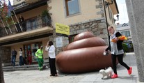 Španielske mesto má problém! Hľadá sa trojmetrový psí exkrement