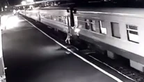 VIDEO: Žena sa snažila naskočiť na vlak, napokon skončila pod jeho kolesami