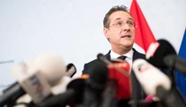 Rakúsky prezident chce predčasné parlamentné voľby v septembri