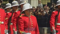 Žena-vojačka viedla prvý raz výmenu stráží pred Buckinghamským palácom v Londýne