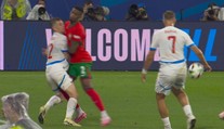 VIDEO: Nepískal sa jasný faul a tak Portugalci rozhodli. Čechov obral rozhodca, hnevala sa legenda