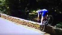 VIDEO: Hororový pád na Tour, Gilbert preletel cez kamenný múrik a na TdF končí