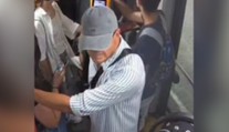VIDEO: Nechutne obťažuje mladistvé dievčatá v bratislavskej MHD. Polícia pátra po tomto mužovi