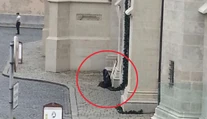 Figurína so zbraňou v Bratislave: Polícia prosí verejnosť o spoluprácu