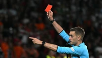 VIDEO: Absurdný skrat. Tréner vybehol na trávnik, skosil súpera, zmaril gólovú šancu a tváril sa akoby nič