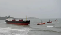 Britániu sužuje víchor. Prevracia nákladiaky a jedna loď už uviazla na plytčine