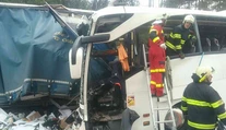 Traja zranení po hromadnej nehode na D2 bojujú o život, ďalšie štyri ženy sú vo vážnom stave