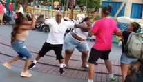 Rodinná bitka v Disneylande: Tragikomické video sa stalo hitom na sociálnych sieťach