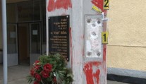 Najprv ukradli bustu a teraz zničili aj pamätné tabule. Pomník Biľakovi je zničený