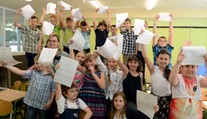 Školáci sa dočkali, prevzatím vysvedčení sa im začínajú letné prázdniny