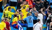 VIDEO: Museli sme chrániť matky a bábätká. Hráči Uruguaja sa na tribúne pobili s fanúšikmi Kolumbie