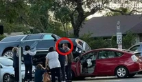 Hrozivo vyzerajúca nehoda: Auto Arnolda Schwarzeneggera skončilo na streche druhého auta