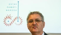 Šéf Ústavu pamäti národa Krajňák nemusí skončiť vo funkcii v októbri, zmeny v úrade ale budú