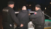 Opäť je v putách a za mrežami. Mladíka, ktorý mal bodnúť dievča do brucha, vzali znovu do väzby
