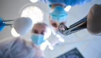 FOTO: Zubár zatlačil pacientovi implantát až do mozgu. Následne ho sám odviezol na urgent a ušiel