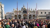 Preplnené ulice i neustály hluk. Benátky zavádzajú ďalšie obmedzenia pre turistov