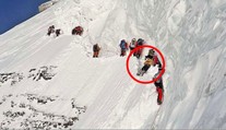 VIDEO: Horolezca na K2 šokovalo správanie ostatných. Umierajúceho muža všetci prekračovali