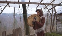 Našla vnútornú rovnováhu a pokoj na duši. Aneta vymenila rušné centrum mesta za tichý les