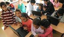 Rómskym žiakom pomáhajú so žiadosťou o príspevok na notebook terénni pracovníci
