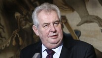 Zeman v Lidiciach varoval pred neonacizmom. Spomenul aj Kotlebu