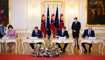 Vládni poslanci majú podpísať koaličnú dohodu tento týždeň