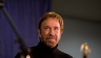 GALÉRIA: Radostná návšteva plná objatí a smiechu v Banskej Bystrici. Legendárny Chuck Norris prekvapil deti v onkologickom centre