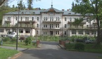 Vstane z popola. Legendárny kúpeľný hotel na východe Slovenska po rokoch chátrania obsadili robotníci
