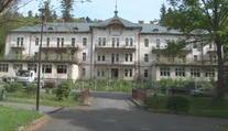 Vstane z popola. Legendárny kúpeľný hotel na východe Slovenska po rokoch chátrania obsadili robotníci