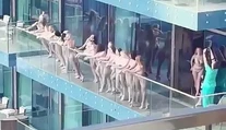 Modelky pózovali nahé na balkóne mrakodrapu v Dubaji. Kráskam hrozí aj väzenie